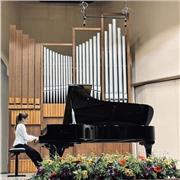 Profesora de piano menor de edad para niños de entre 6 y 10 años